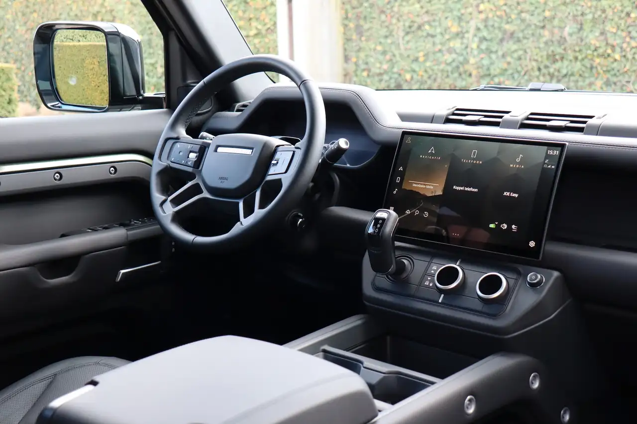 Land Rover Defender 6