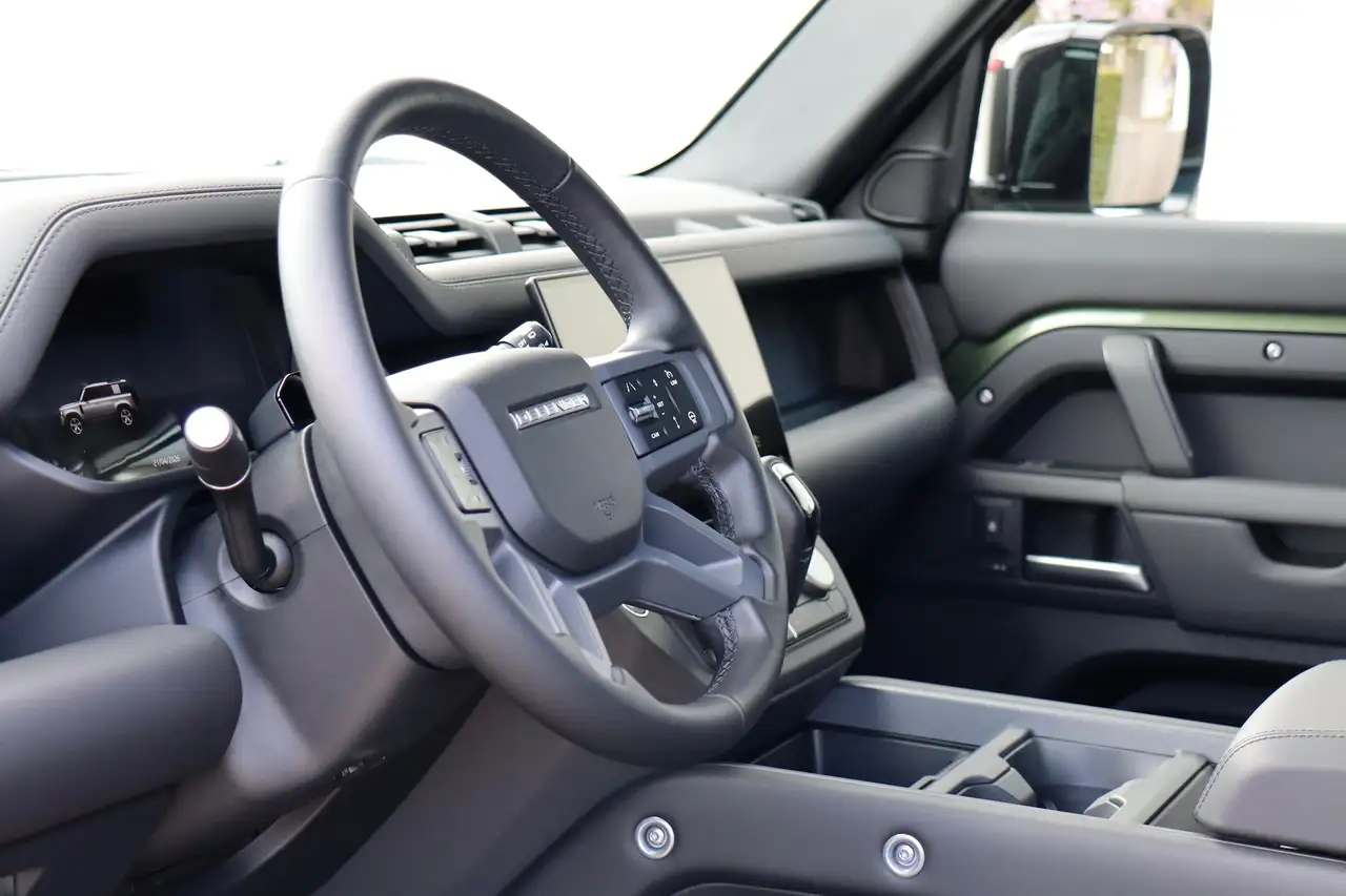 Land Rover Defender 7