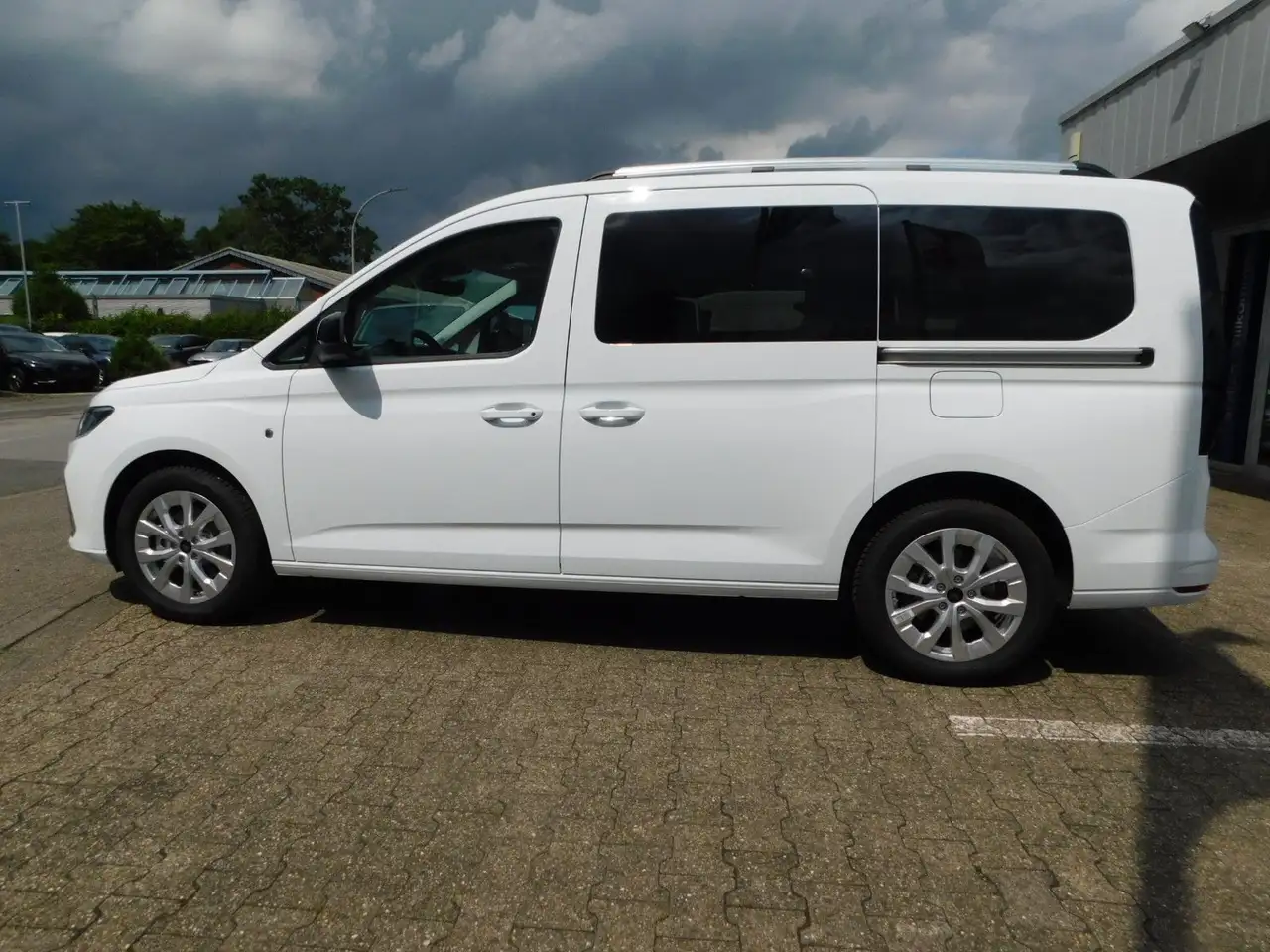 Ford Grand 8