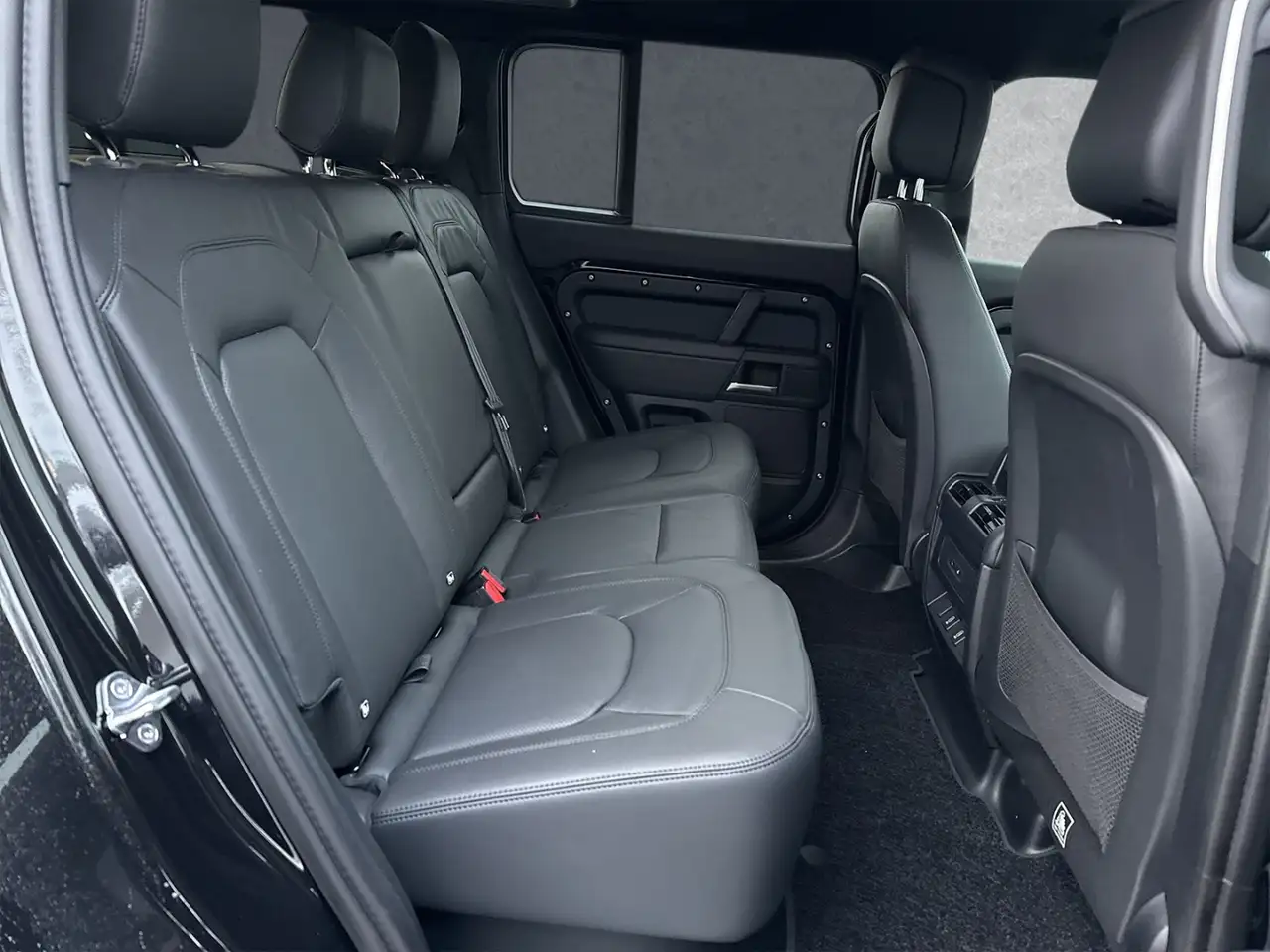 Land Rover Defender 110 5