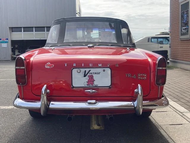 Triumph TR-4 12