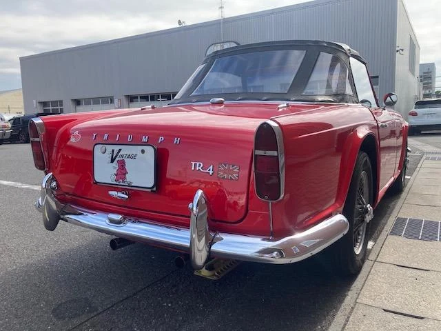 Triumph TR-4 18