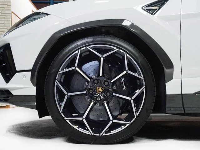 Lamborghini URUS 15