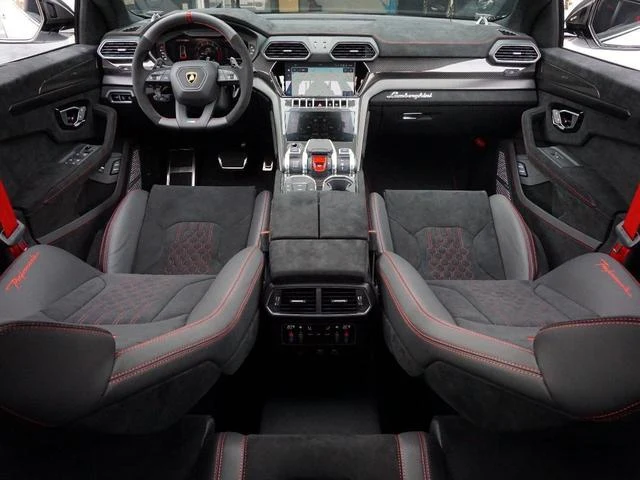 Lamborghini URUS 38