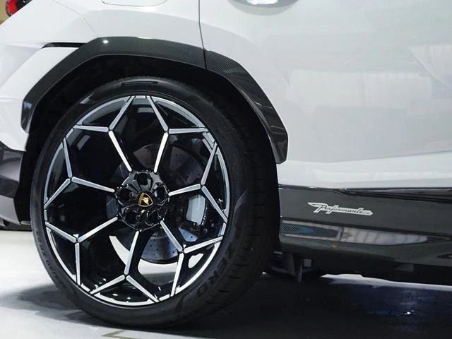 Lamborghini URUS 17