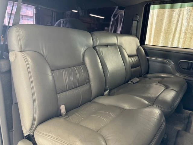 GMC SUBURBAN 17