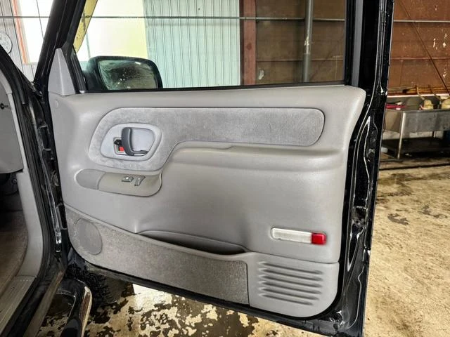 GMC SUBURBAN 13