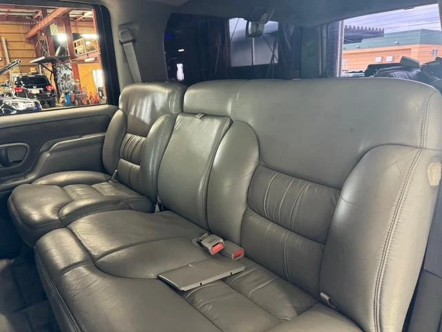 GMC SUBURBAN 16
