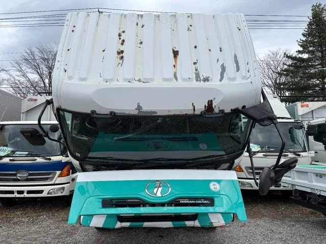 Nissan Diesel QUON 4