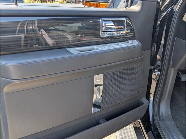 Lincoln NAVIGATOR 23