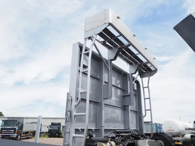 UD Trucks QUON 12