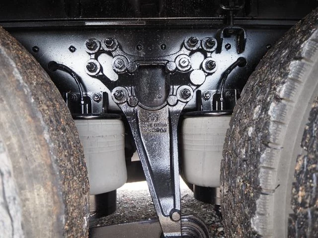 UD Trucks QUON 24
