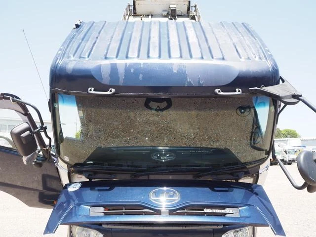 UD Trucks QUON 12