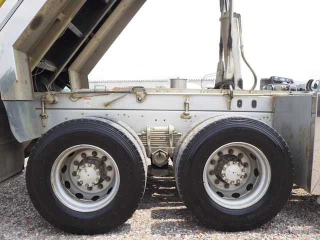 UD Trucks QUON 23