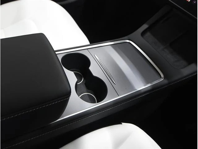 Tesla MODEL 34