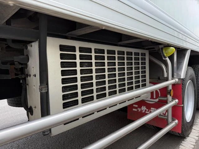 Nissan Diesel QUON 44