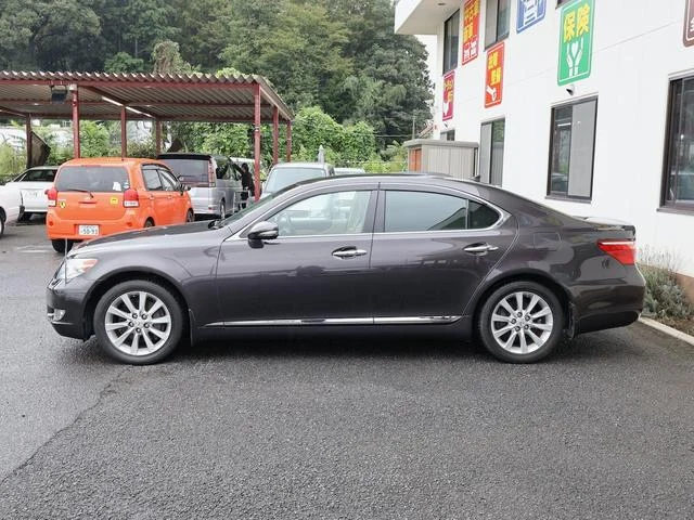 Lexus LS 57