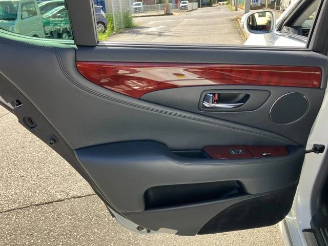 Lexus LS 57