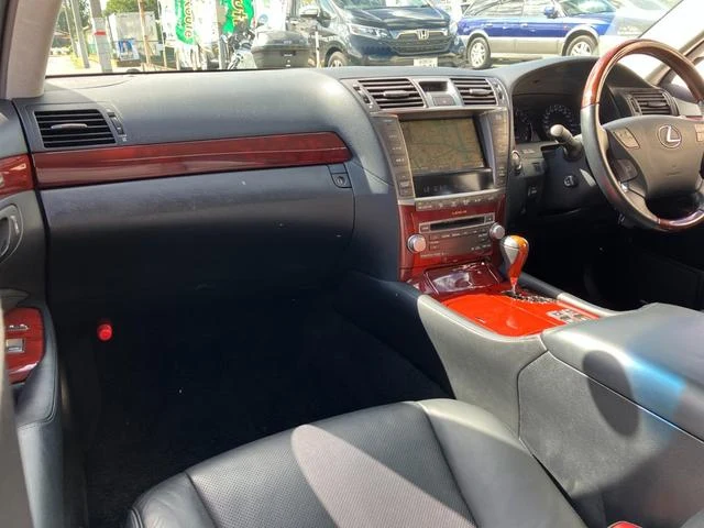 Lexus LS 44