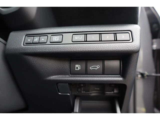 Lexus LBX 28