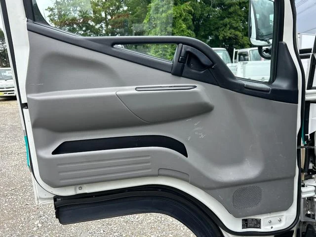 Mitsubishi Fuso CANTER 33