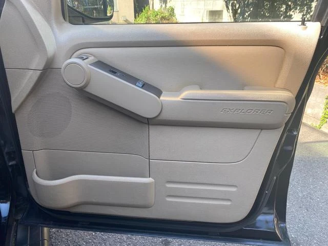 Ford EXPLORER 38