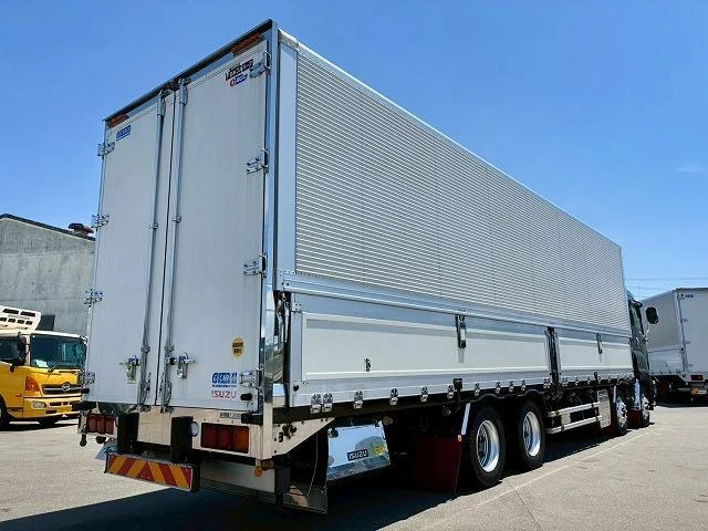 Isuzu GIGA 16