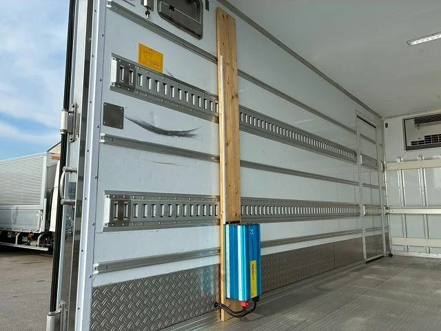 Isuzu ELF 22