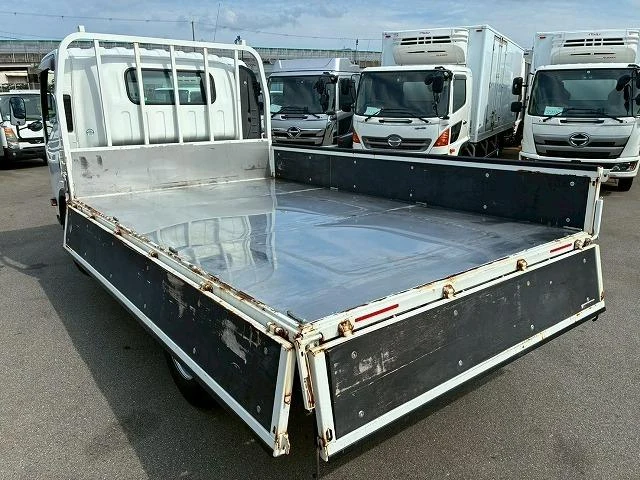 Isuzu ELF 13