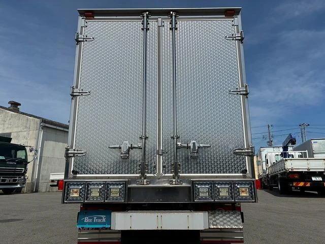 Isuzu ELF 19
