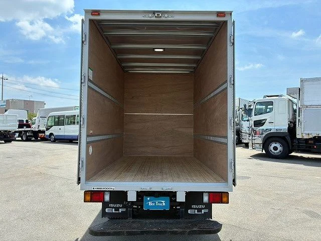 Isuzu ELF 12