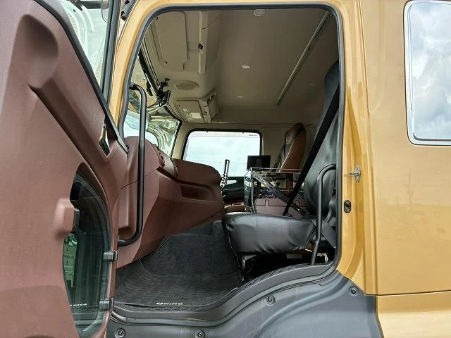 Hino PROFIA 32