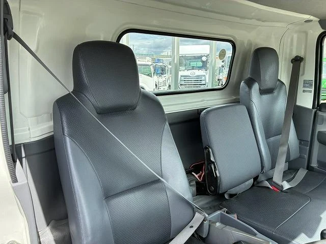 Isuzu ELF 28
