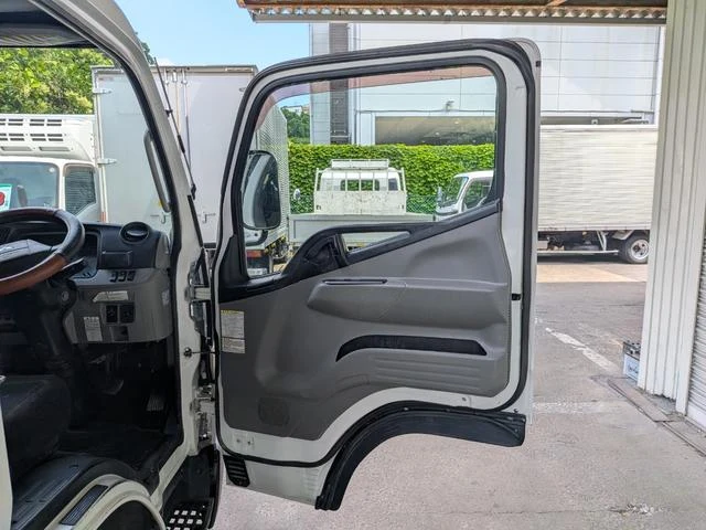 Mitsubishi Fuso CANTER 21