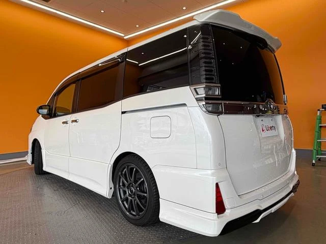 Toyota VOXY 17