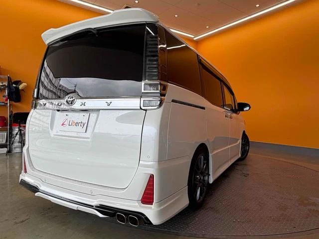 Toyota VOXY 19