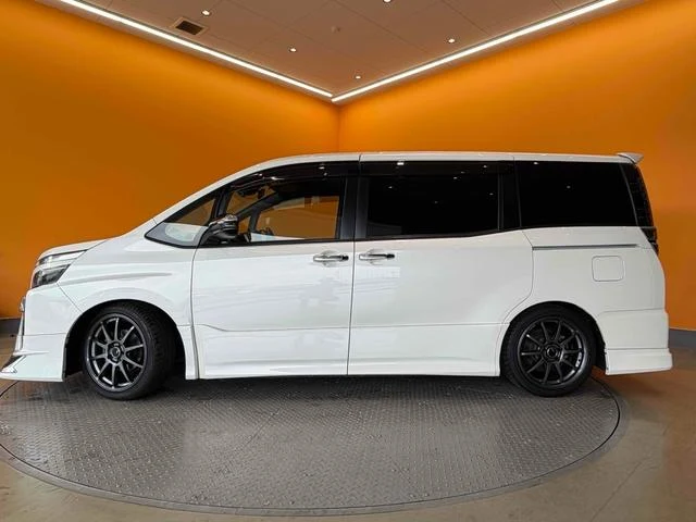 Toyota VOXY 16