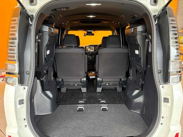 Toyota VOXY 33