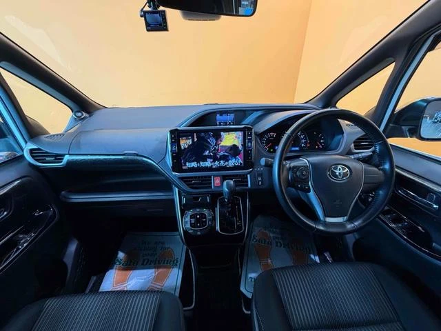 Toyota VOXY 3