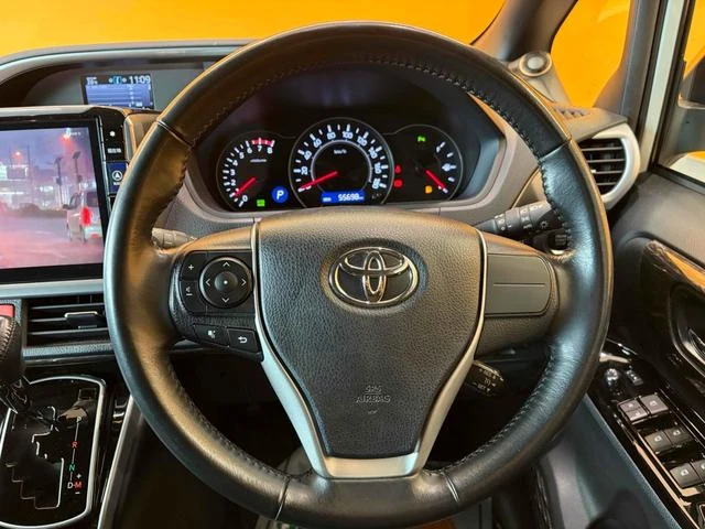 Toyota VOXY 4
