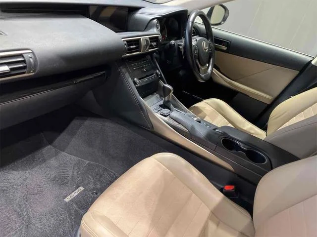 Lexus IS 56
