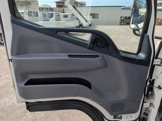 Mitsubishi Fuso CANTER 32