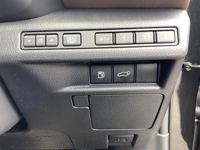 Lexus LBX 26