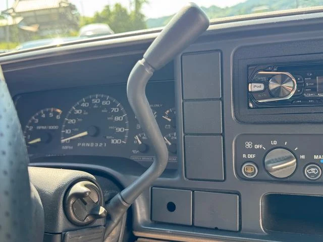 GMC SUBURBAN 37