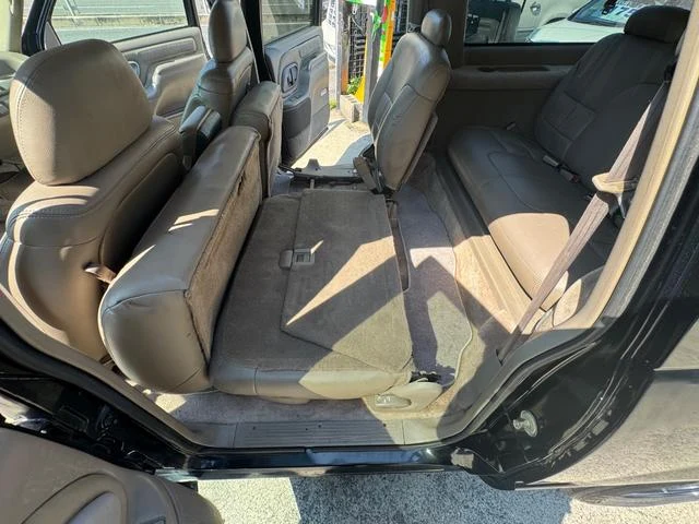 GMC SUBURBAN 28
