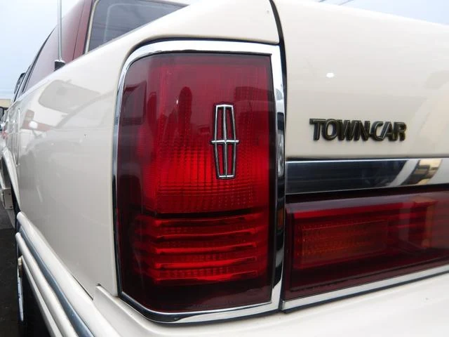 Lincoln TOWNCAR 9