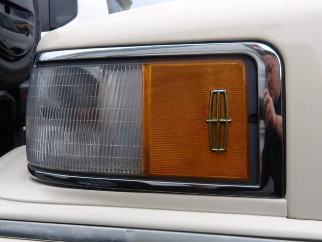 Lincoln TOWNCAR 8