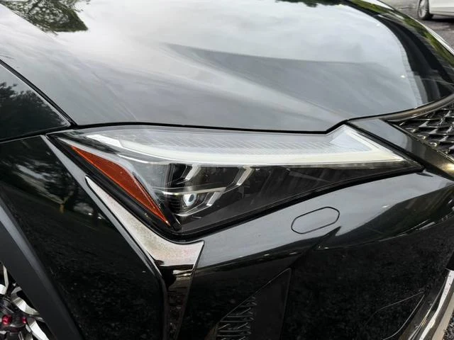Lexus UX 14