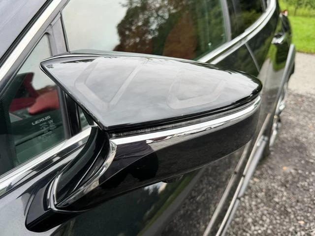 Lexus UX 9