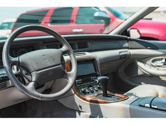 Lincoln MARK VIII 9